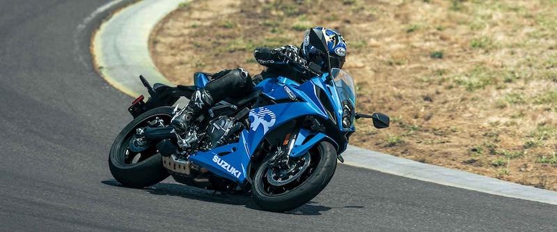 Suzuki GSX 8R action 1