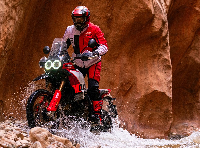 MY 2024 DESERTX RALLY 180 UC557778 Mid